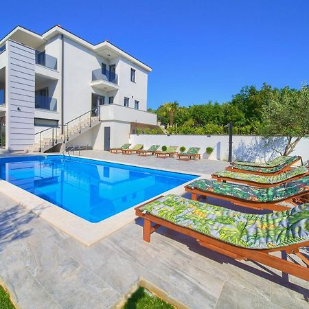 Apartments Paola & Karla With Pool كرك المظهر الخارجي الصورة
