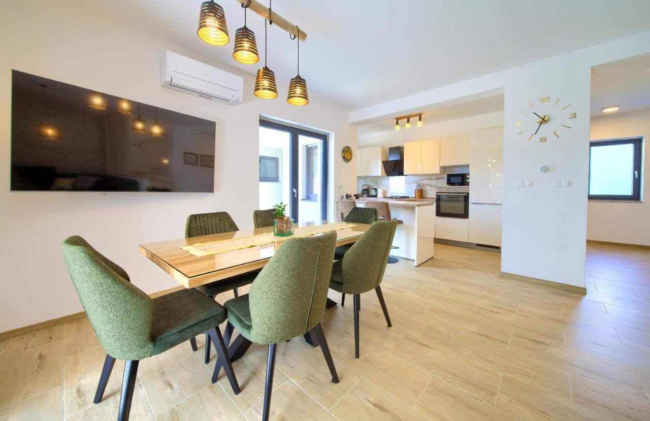 Apartments Paola & Karla With Pool كرك المظهر الخارجي الصورة