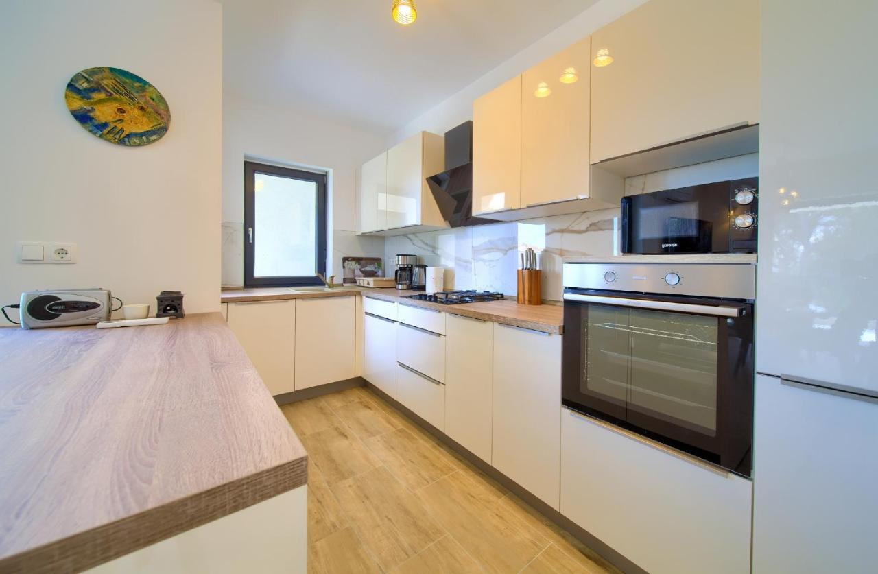 Apartments Paola & Karla With Pool كرك المظهر الخارجي الصورة