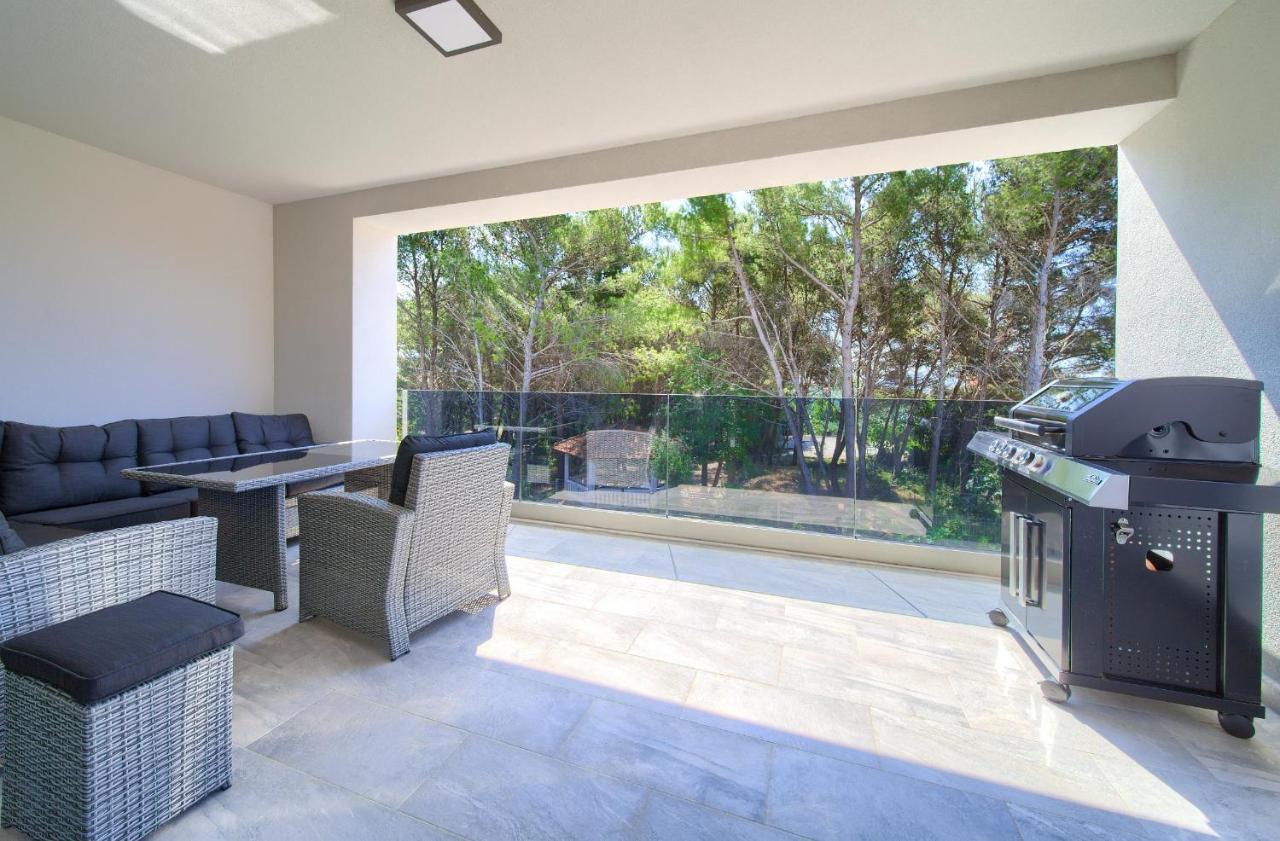 Apartments Paola & Karla With Pool كرك المظهر الخارجي الصورة