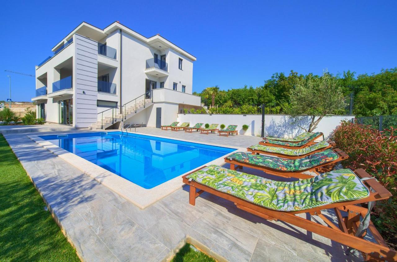 Apartments Paola & Karla With Pool كرك المظهر الخارجي الصورة