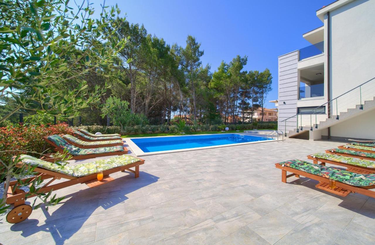Apartments Paola & Karla With Pool كرك المظهر الخارجي الصورة