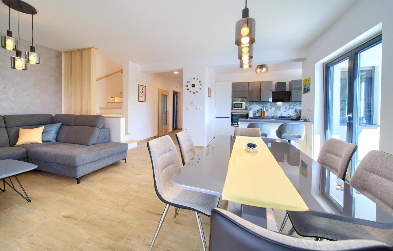 Apartments Paola & Karla With Pool كرك المظهر الخارجي الصورة