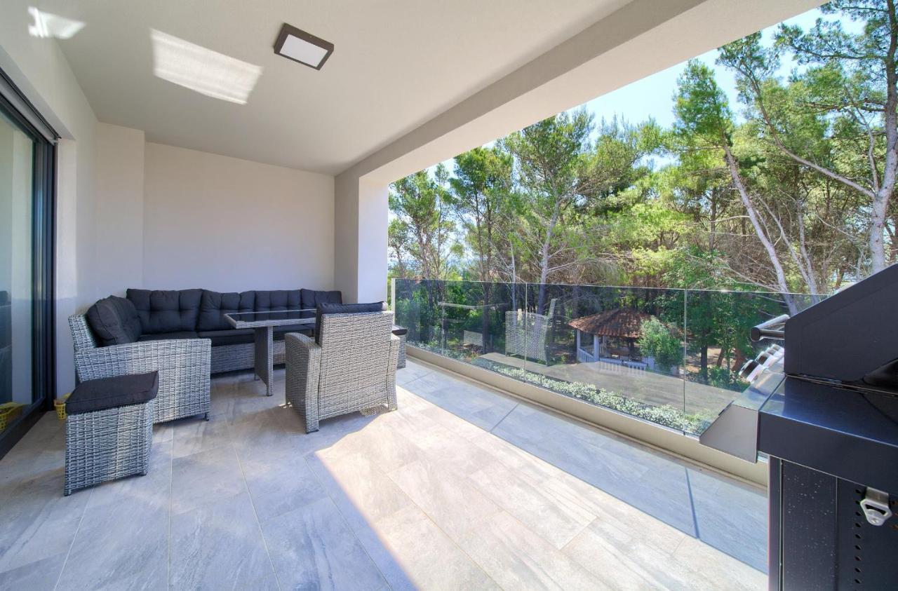 Apartments Paola & Karla With Pool كرك المظهر الخارجي الصورة