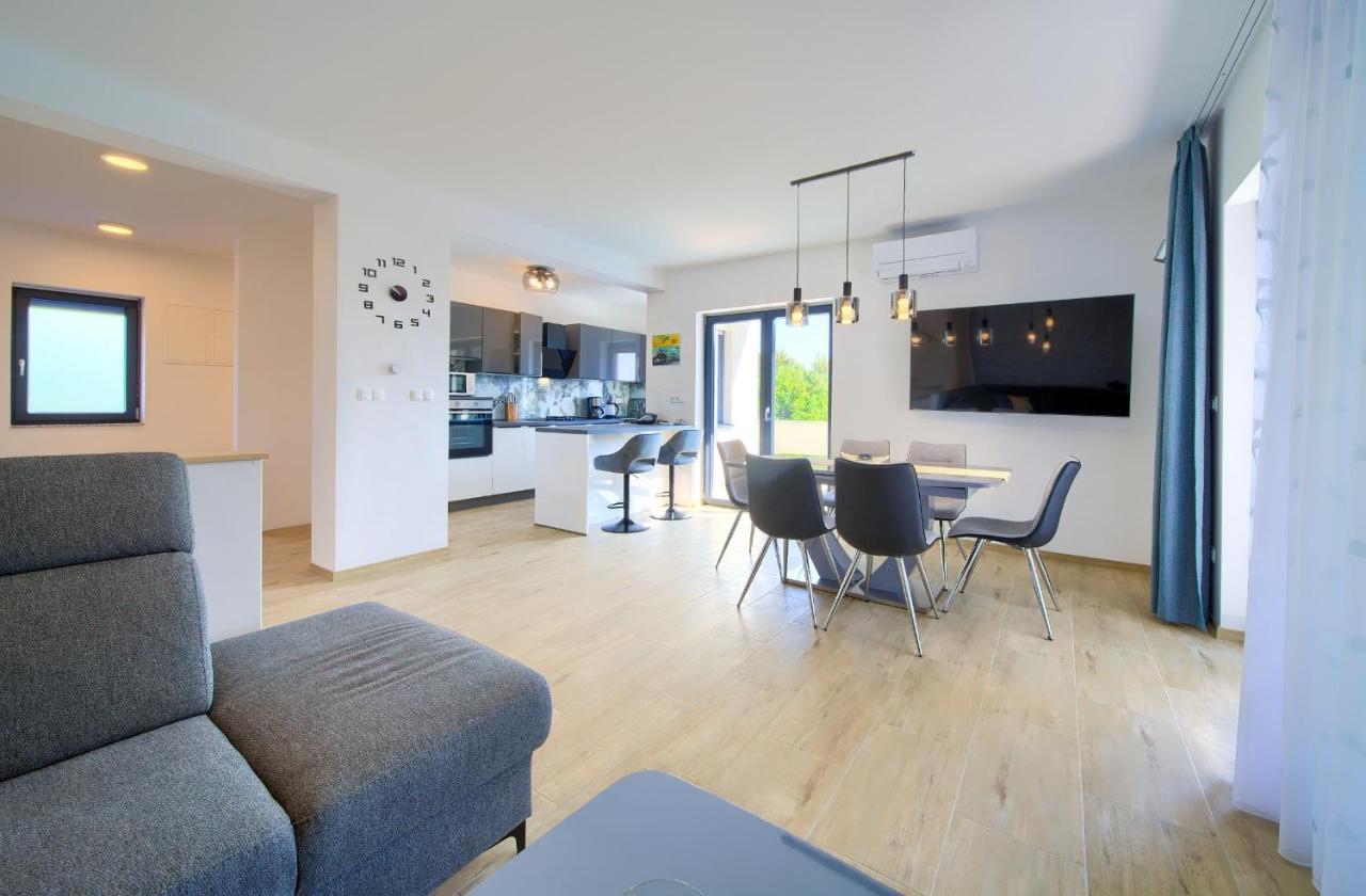 Apartments Paola & Karla With Pool كرك المظهر الخارجي الصورة