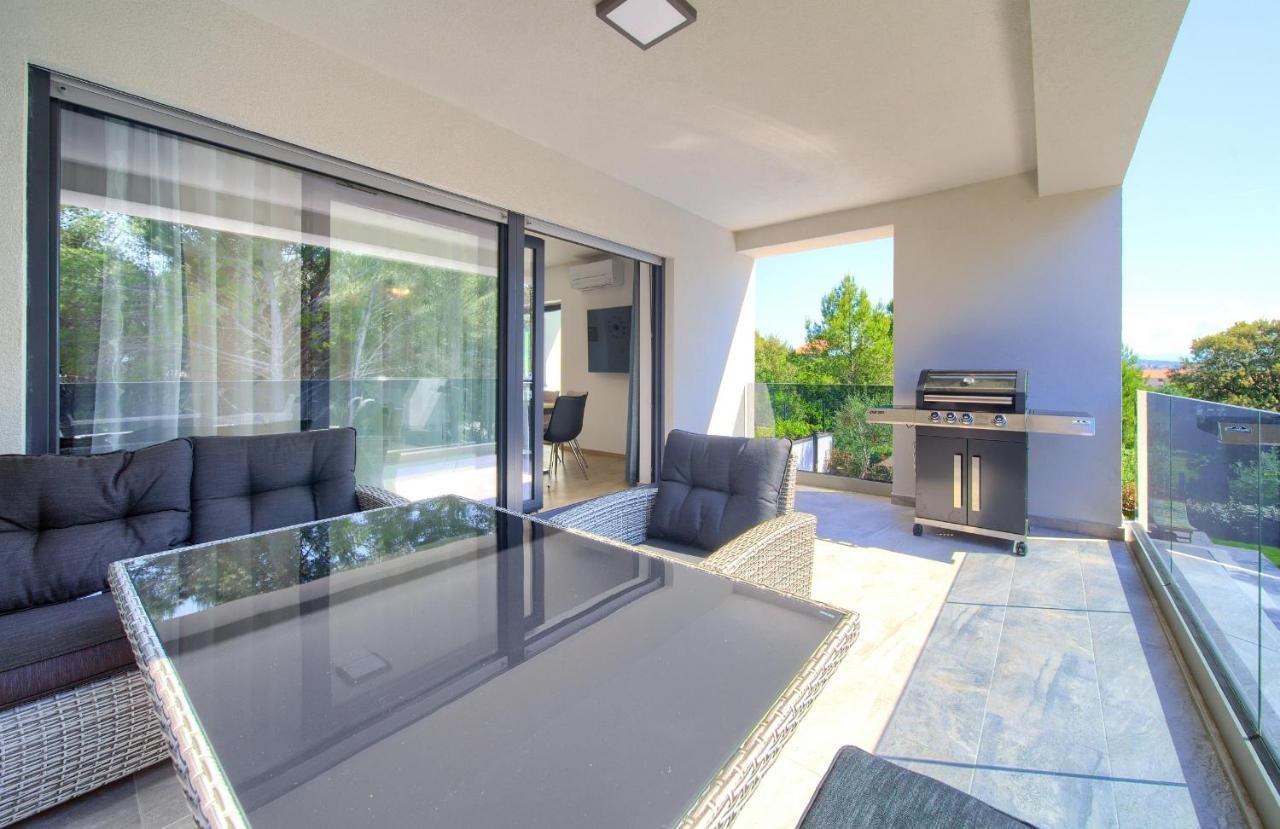 Apartments Paola & Karla With Pool كرك المظهر الخارجي الصورة