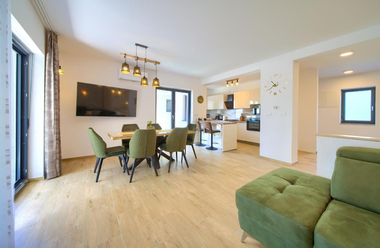 Apartments Paola & Karla With Pool كرك المظهر الخارجي الصورة