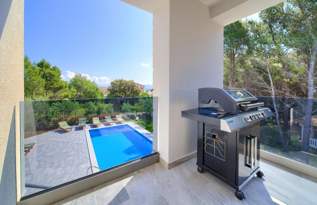 Apartments Paola & Karla With Pool كرك المظهر الخارجي الصورة