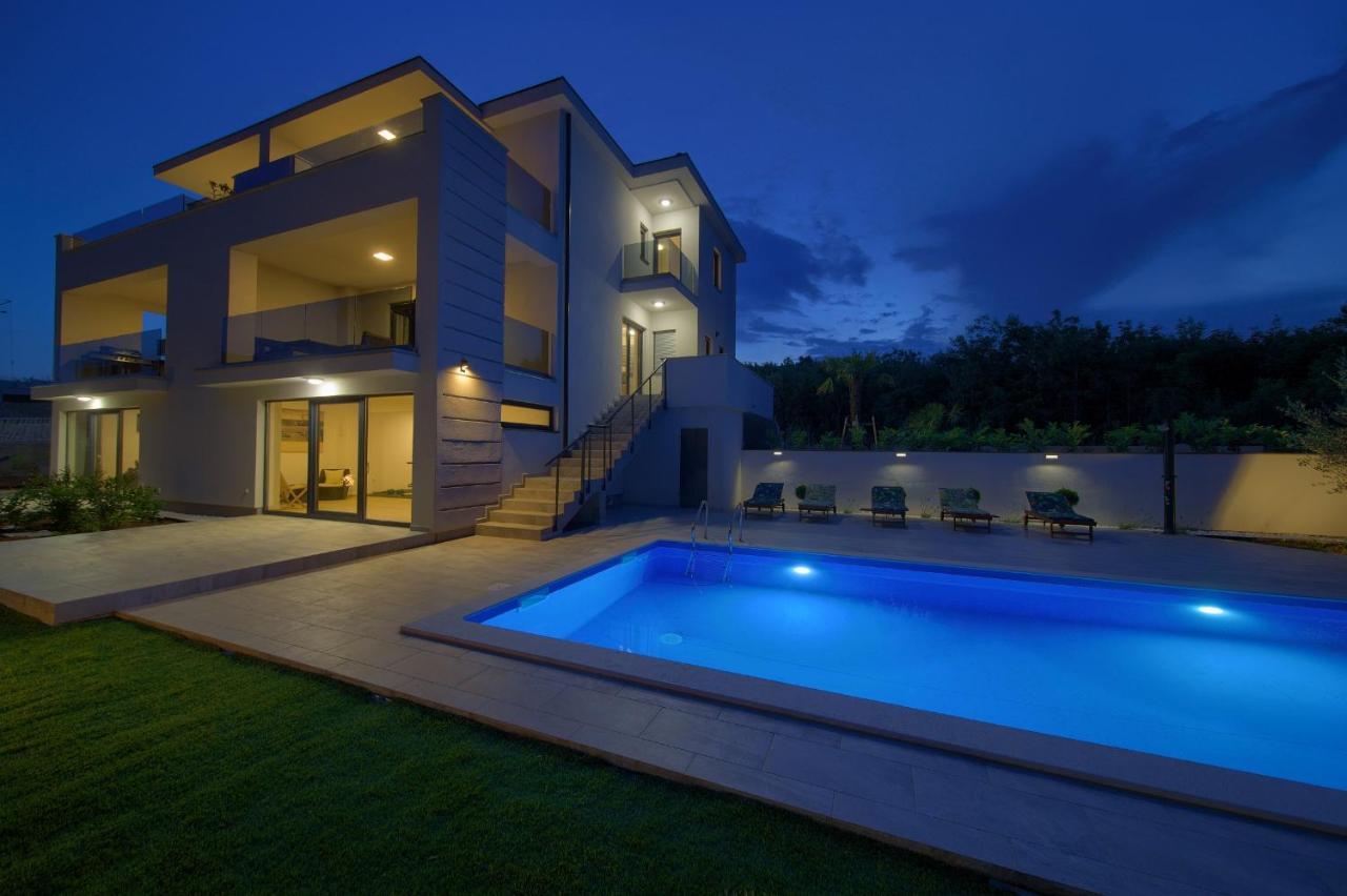 Apartments Paola & Karla With Pool كرك المظهر الخارجي الصورة
