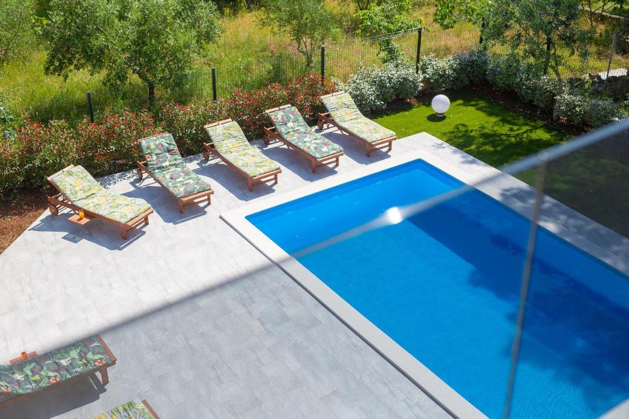 Apartments Paola & Karla With Pool كرك المظهر الخارجي الصورة