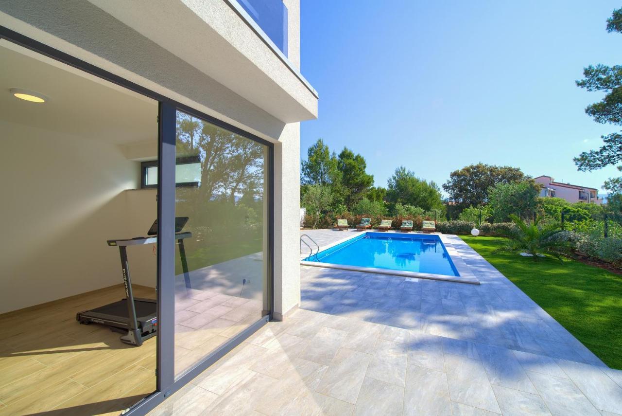 Apartments Paola & Karla With Pool كرك المظهر الخارجي الصورة