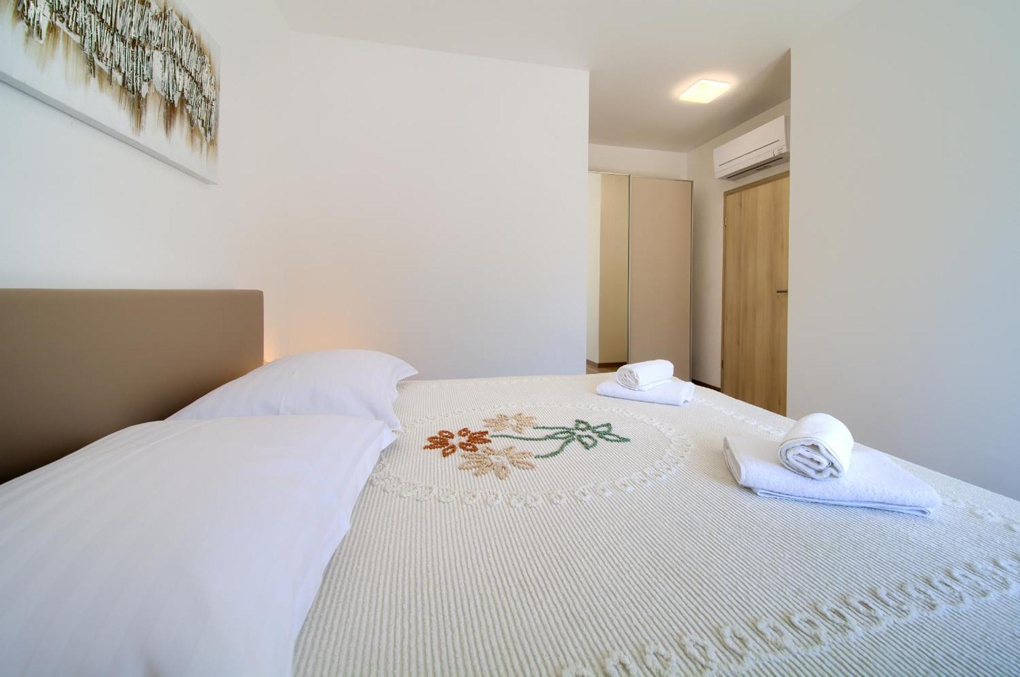 Apartments Paola & Karla With Pool كرك الغرفة الصورة